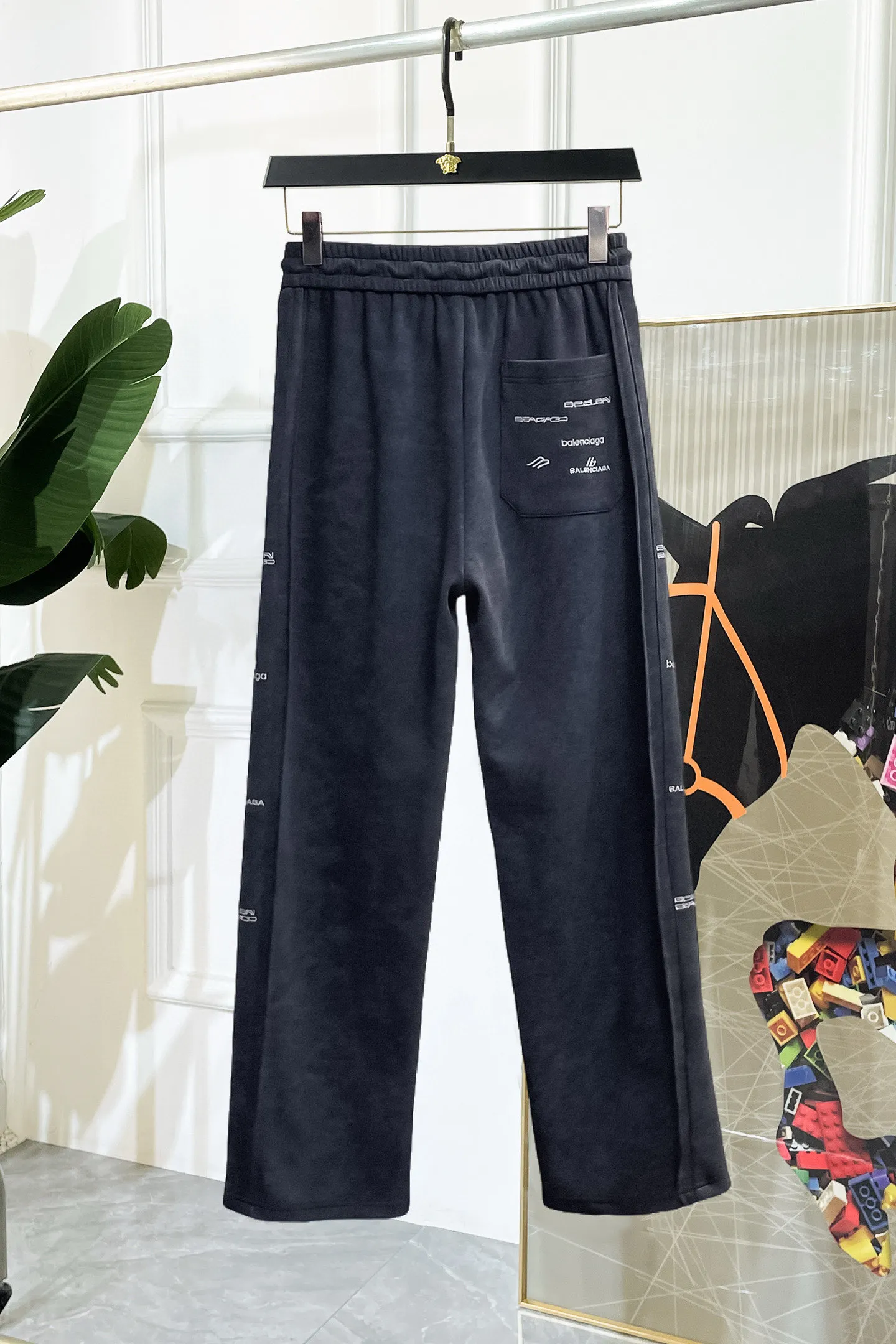 Balenciaga 🆕2026 Autumn and Winter New Arrival Casual Pants! The official website will be released simultaneously. Brand Classic LOGO casual pants, customized fabrics, excellent comfort and strong touch. Highly recognisable, perfect appearance and craftsmanship. Size:M-3XL